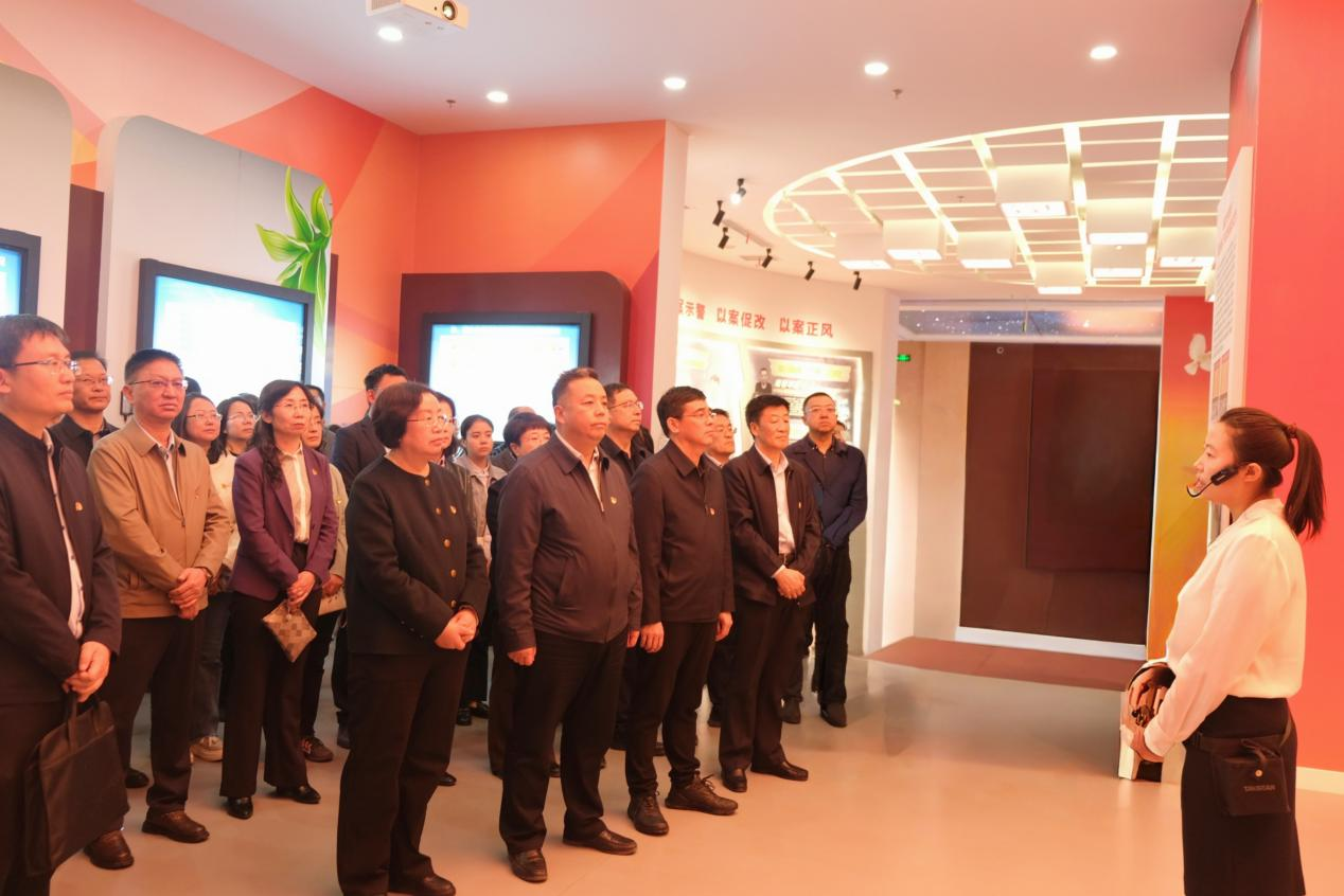 学校开展2025年第3次党委理论学习中心组（扩大）学习会暨廉政警示教育活动