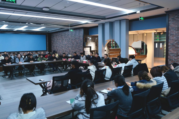 姜怡邓深入联系班级宣讲党的二十届四中全会精神并讲授“形势与政策”课