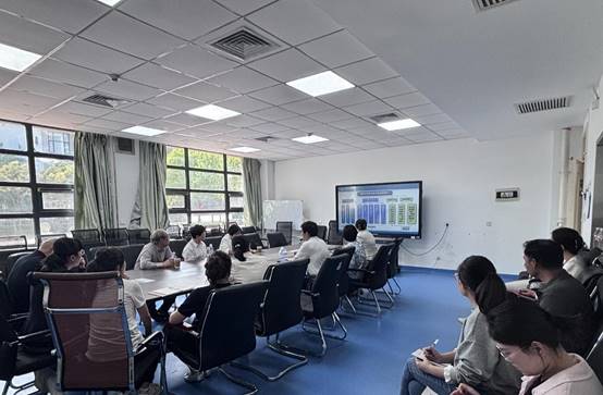 人们在看台上的人在房间里 AI 生成的内容可能不正确。