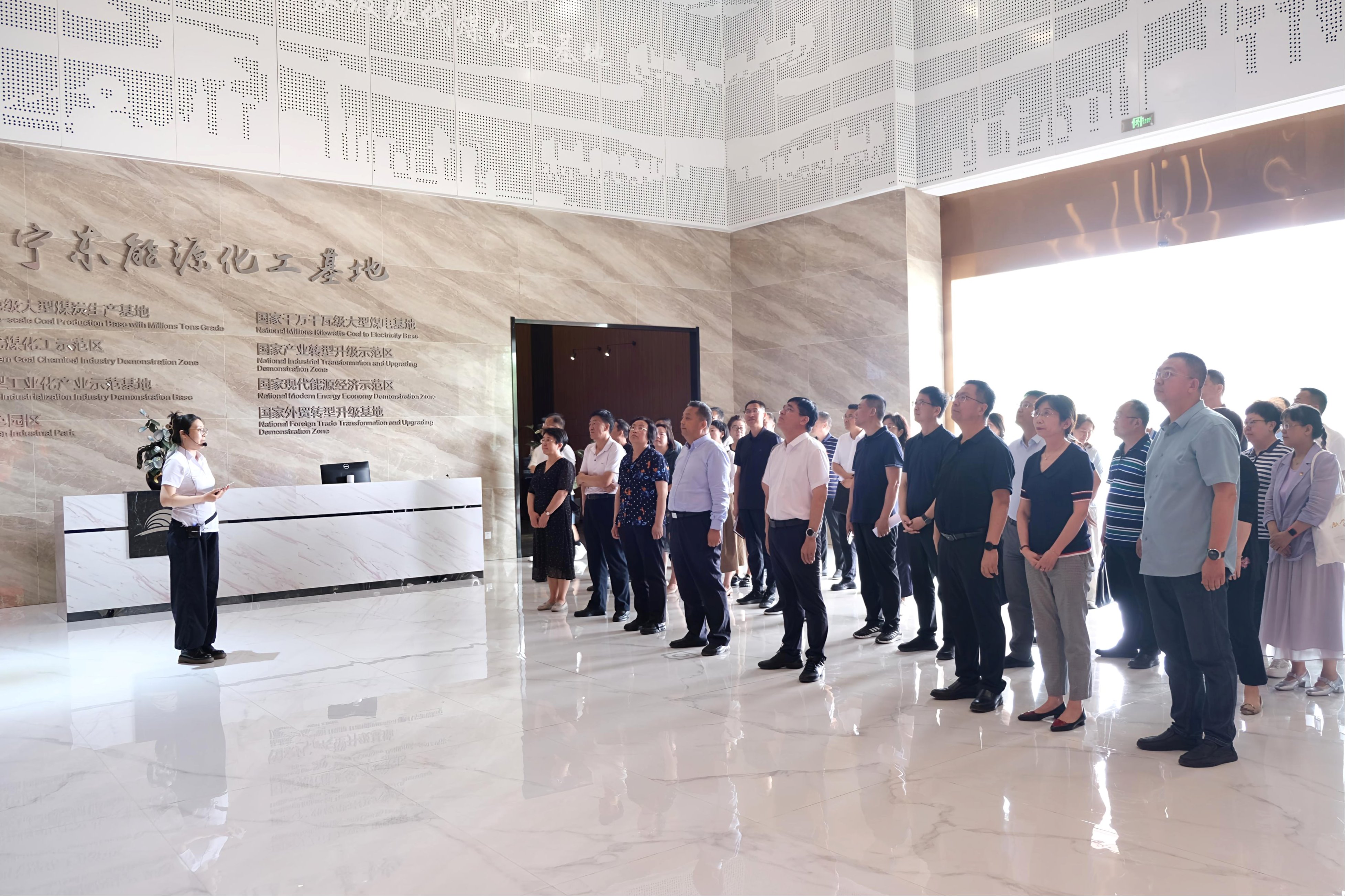 学校召开2025年第7次党委理论学习中心组（扩大）学习会