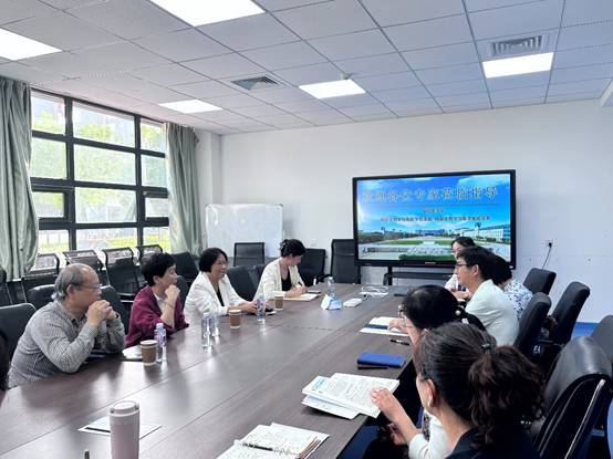 会议室里的人们 AI 生成的内容可能不正确。